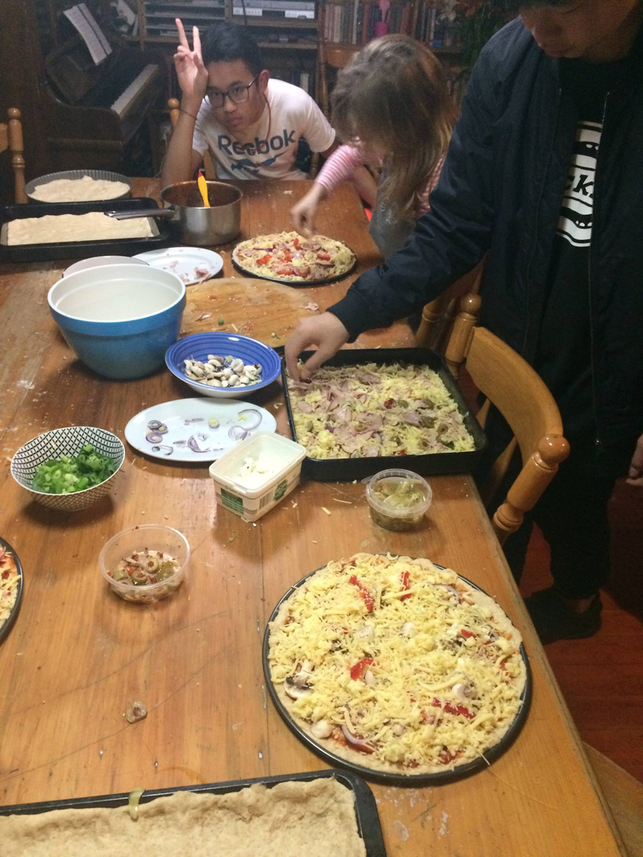 Everybody is helping with Pizza 自製披薩